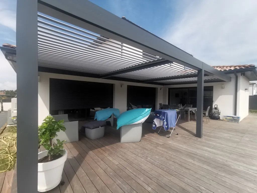 Installation d’auvent aluminium bioclimatique motorisé avec éclairage LED RGB à Rouffiac Tolosan sur terrasse bois exotique