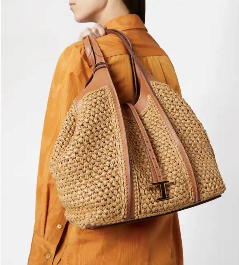 Le sac shopping en raphia et cuir de la collection Printemps-été chez Sacha à Ménerbes.
