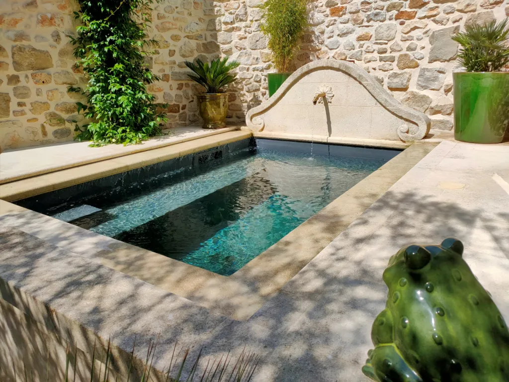 Découvrir des réalisations de piscines haut de gamme et sur mesure en béton dans le Gard