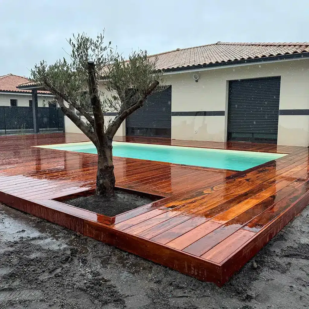 Pose et création à Mios sur le Bassin d'Arcachon d'une terrasse en muiracatiara avec jardinière intégrée