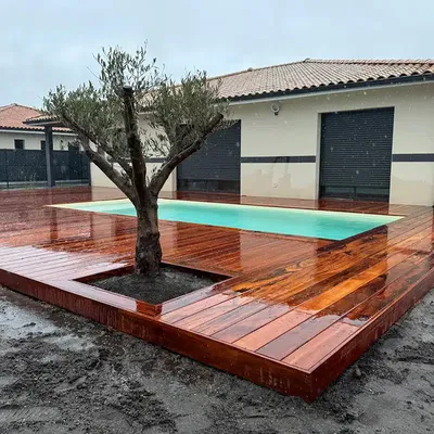 Pose et création à Mios sur le Bassin d'Arcachon d'une terrasse en muiracatiara avec jardinière intégrée