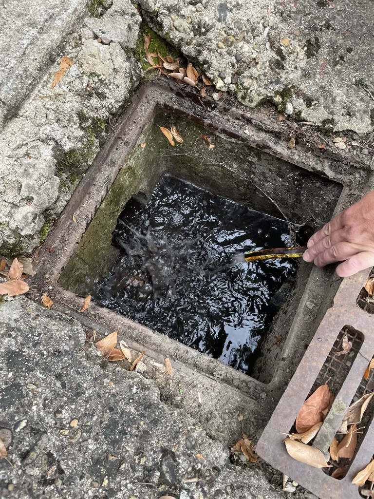 Boues de chauffage éliminées lors du désembouage d’un circuit de chauffage central à Belleville-en-Beaujolais (Rhône 69), responsables de pertes de performance