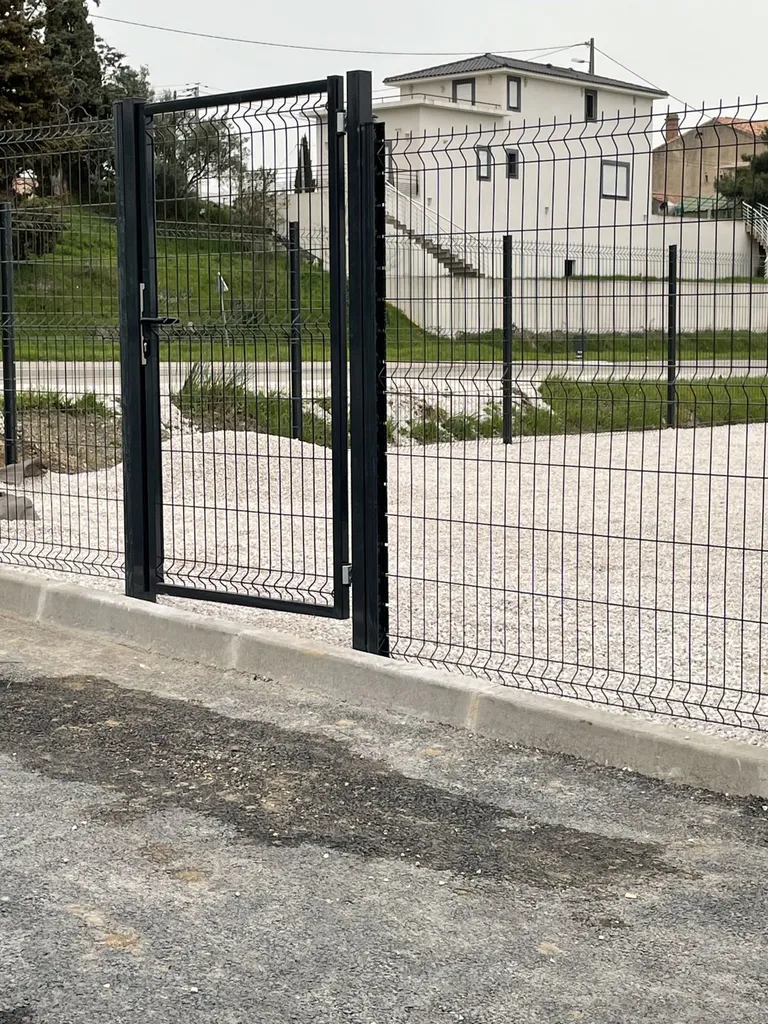 Fermeture et aménagement extérieur pour des locaux commerciaux à Gignac La Nerthe