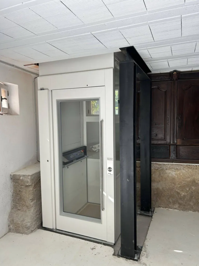 Accès de plain-pied, avec la fosse de 50 mm avec cet ascenseur de maison Namilift PL400 près de Cavaillon