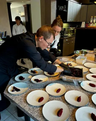 Puis-je réserver un chef traiteur à domicile pour un repas gastronomique personnalisé et élégant en Alsace ?