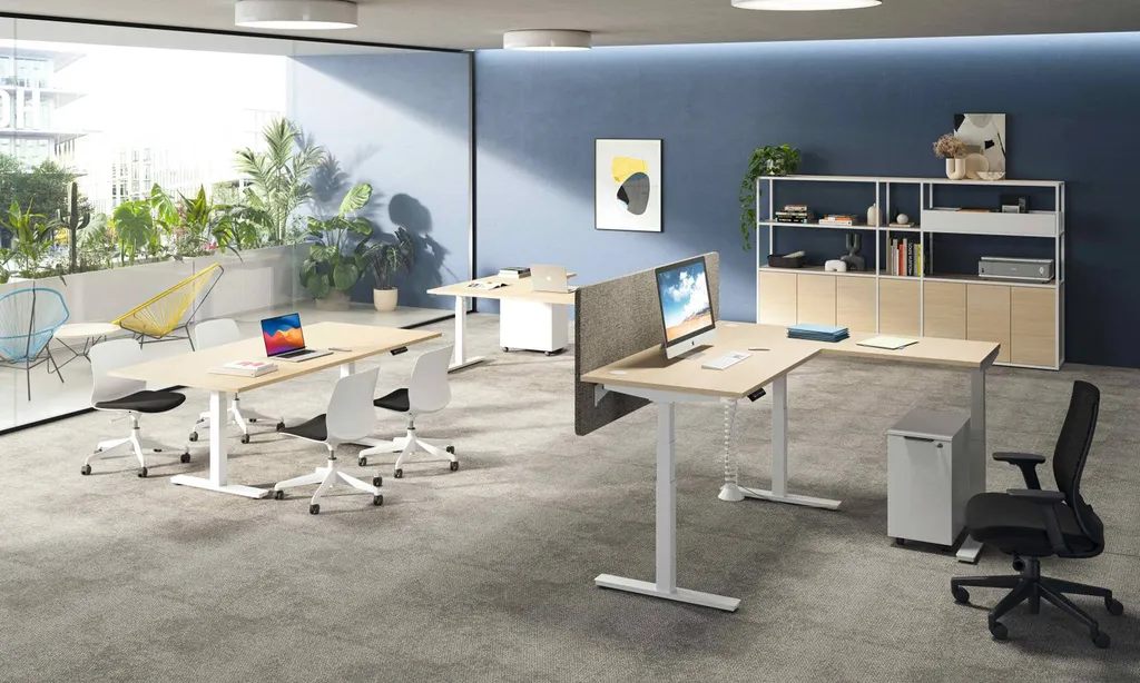 Espace de travail avec le bureau bench Envol Évo réglable en hauteur à Marseille