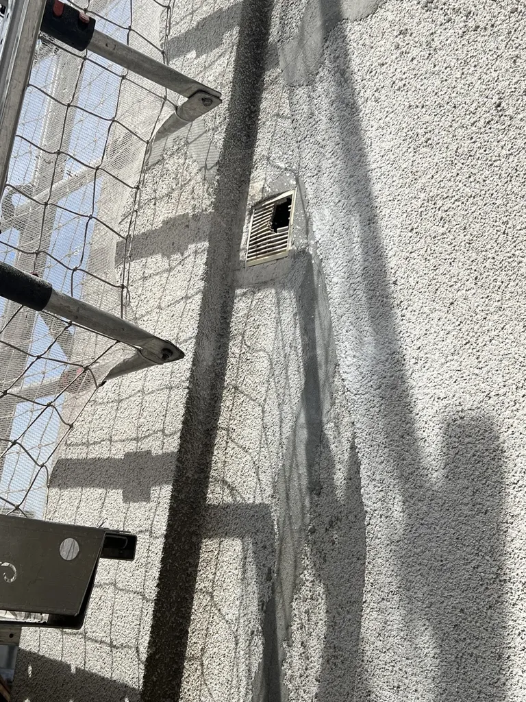 Traitement et enlèvement d’un nid de guêpes à l’intérieur d’une grille d’aération de VMC dans les toilettes de ce client particulier à Avignon dans le Vaucluse (84)