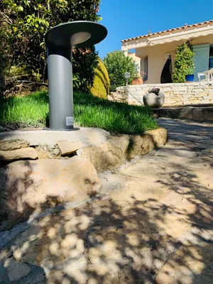 Installation de luminaire extérieur SLV dans un jardin à Gémenos 13420