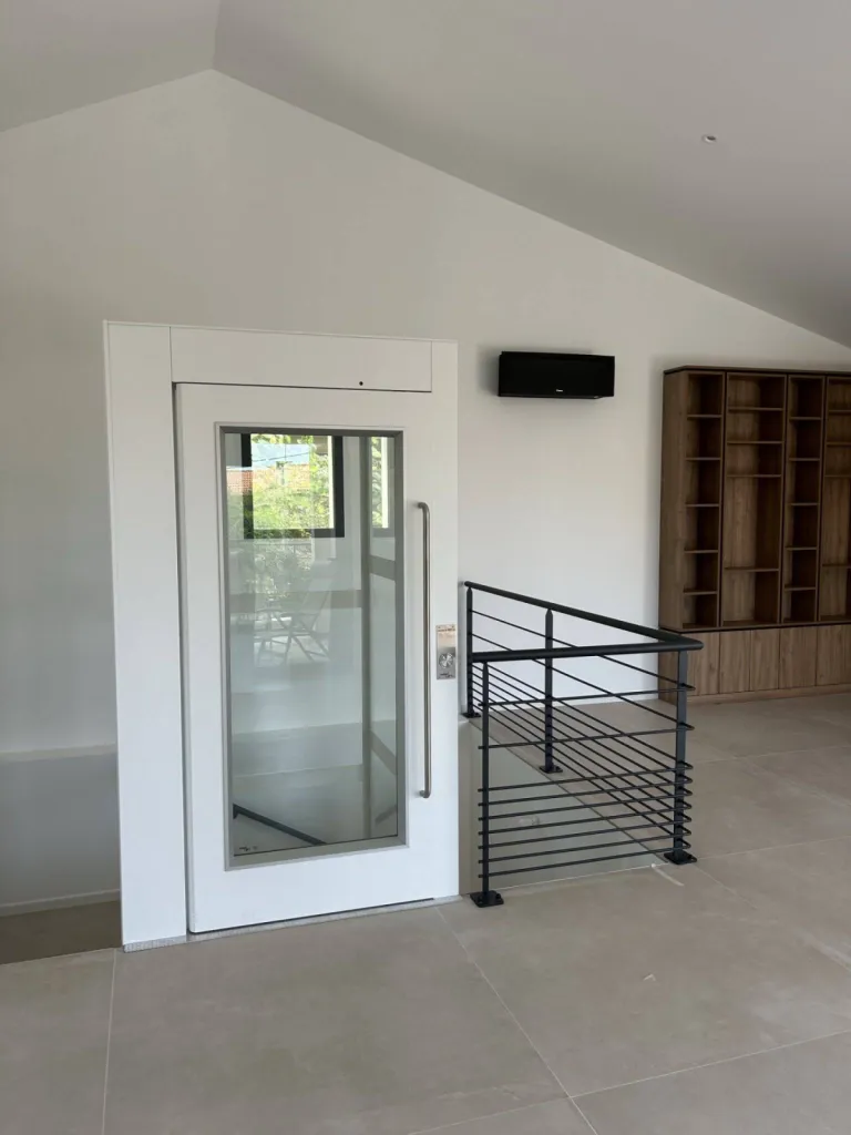 L'ascenseur de maison NAMILIFT PL400 embellit la rénovation de cette maison sur 2 niveaux entre Marseille & Toulon