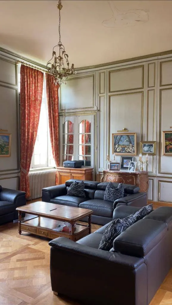 A visiter rapidement château d'une surface habitable de 1400 m² édifié sur un domaine de 40 hectares sur la commune BOUQUELON 27500