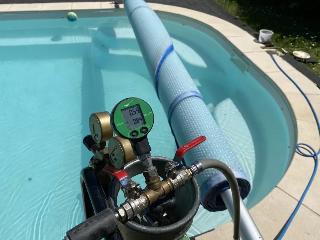 Détection d'une fuite sur piscine coque polyester non destructive par un spécialiste SABACA NOUVELLE AQUITAINE à Pessac en Gironde