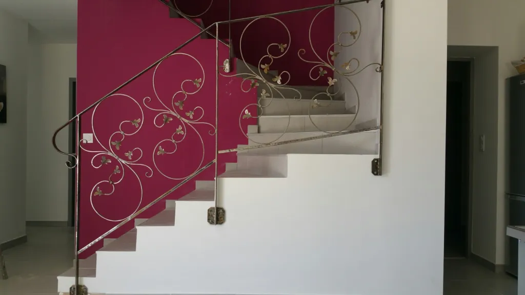 GARDE CORPS DE SECURITE POUR ESCALIER EN FER FORGE AVEC VOLUTES FABRIQUE SUR MESURE POUR UN CLIENT DE SAINT MITRE LES REMPARTS