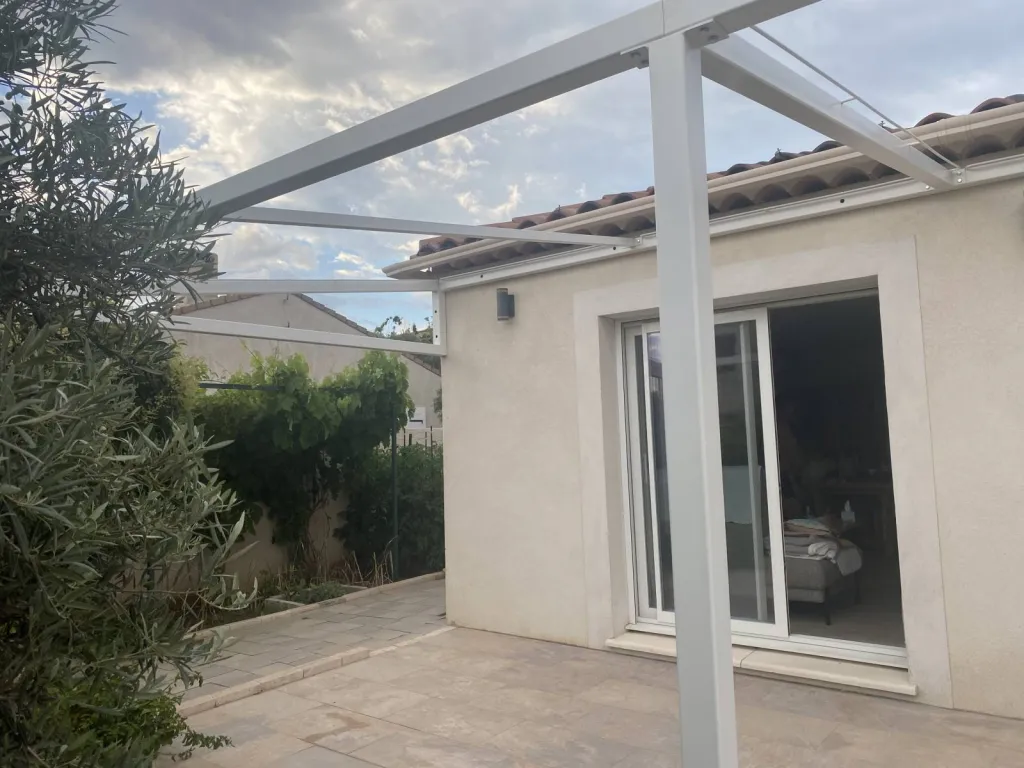 ACHETER PERGOLA FABRIQUEE SUR MESURE AVEC POSE PEINTURE THERMO LAQUEE BLANC SATINE A GIGNAC VITROLLES 