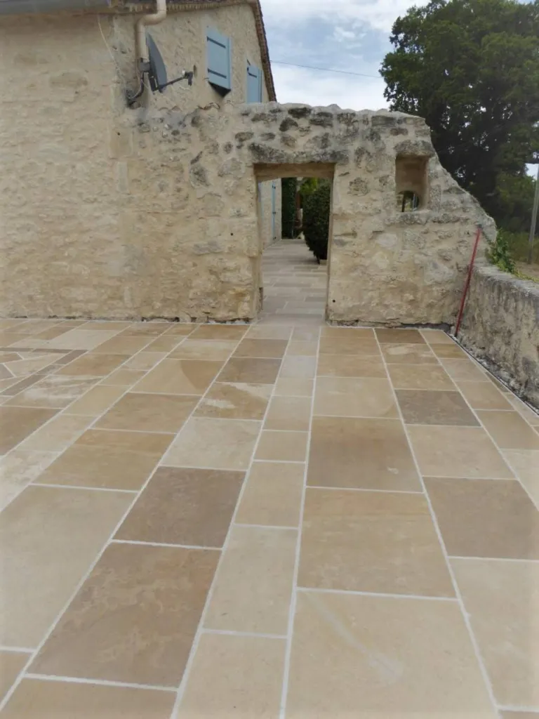 Pierre de Dordogne pour sol en pierre naturelle haut de gamme, livraison de Paris à Aix-en Provence