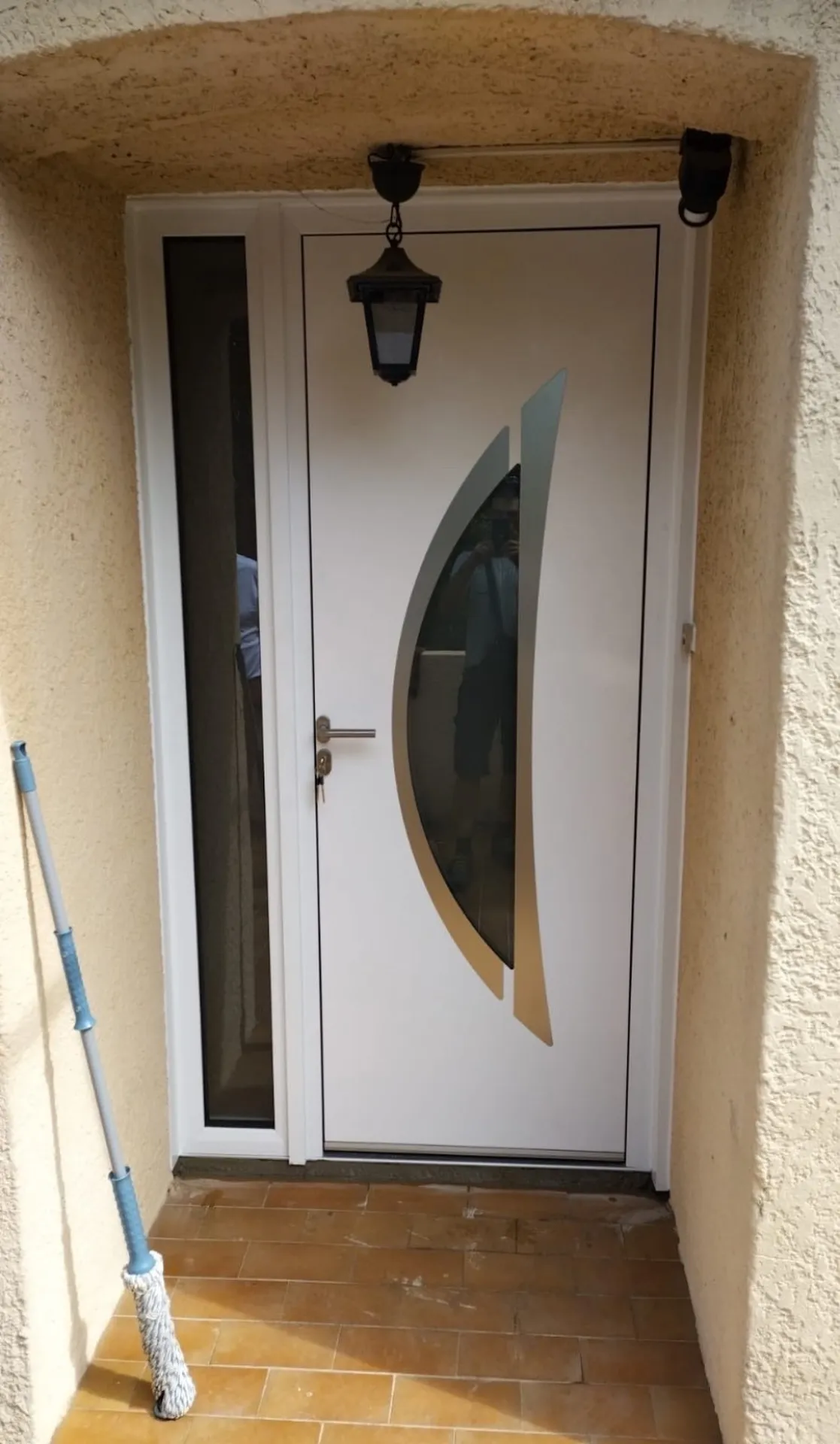 Porte d’entrée en ALUMINIUM tiercée pour une villa sur Aix les milles