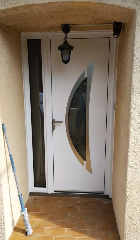 Porte d’entrée en ALUMINIUM tiercée pour une villa sur Aix les milles