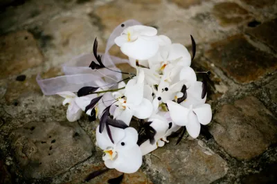 Bouquet de mariée noir et blanc orchidées