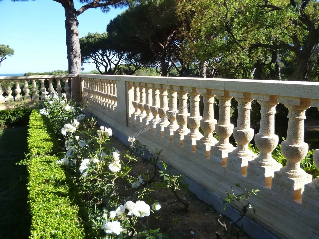 Balustrade en pierre du Gard
