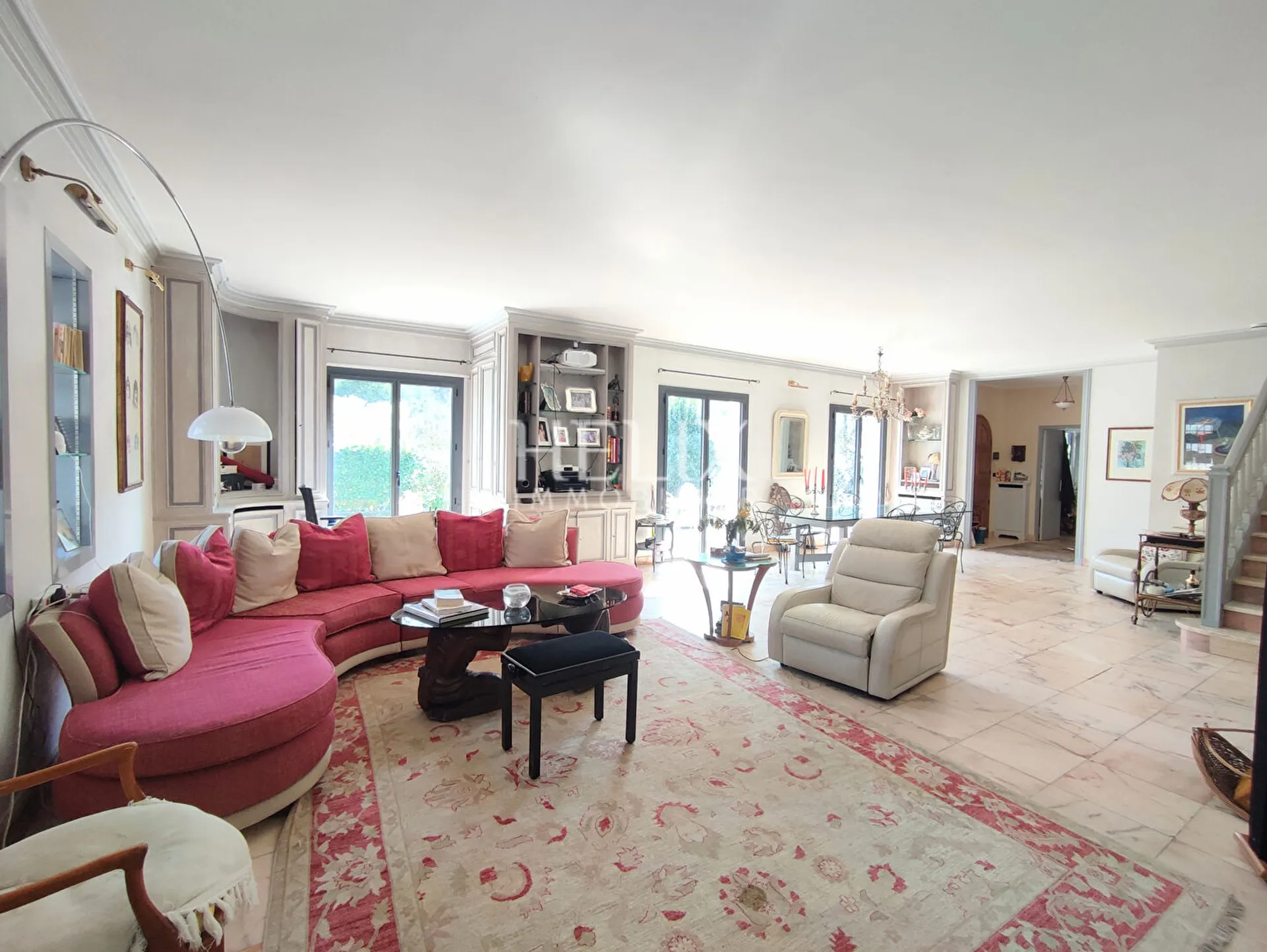 Maison de 231m² à vendre sur Le Mesnil Le Roi: pièce de vie lumineuse, suite parentale, 3 chambres et bureau, garage et jardin proche Saint Germain en Laye