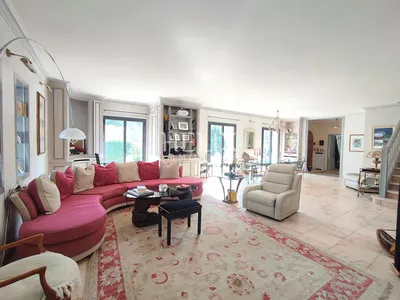 Maison de 231m² à vendre sur Le Mesnil Le Roi: pièce de vie lumineuse, suite parentale, 3 chambres et bureau, garage et jardin proche Saint Germain en Laye