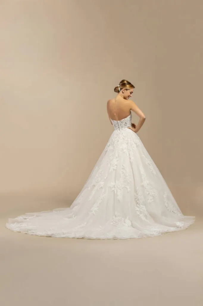 Robe de mariée dos nu à la ciotat