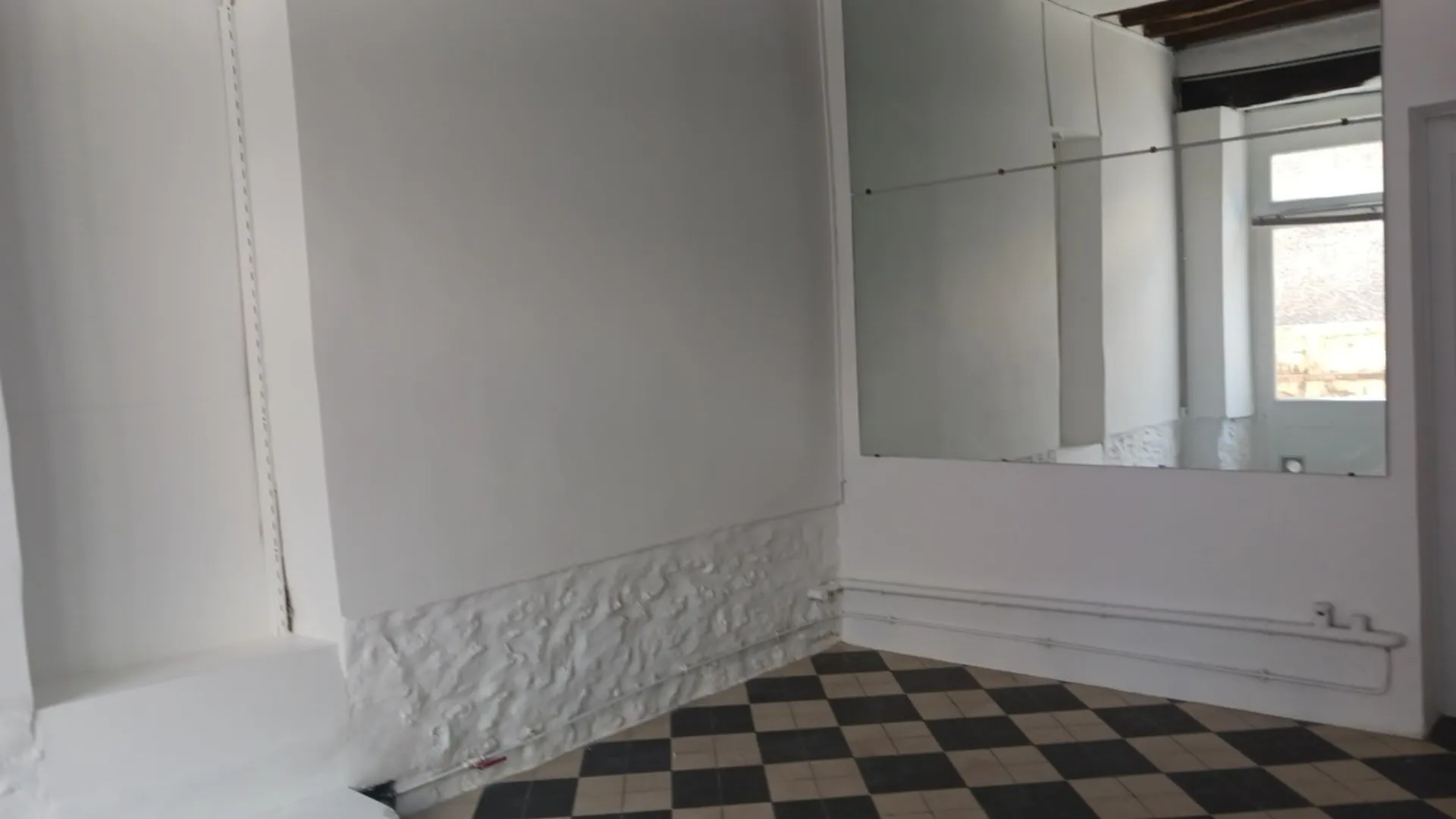 Dans la ville de Fourqueux, un local commercial de 30 m2 avec vitrine, dans un environnement pratique