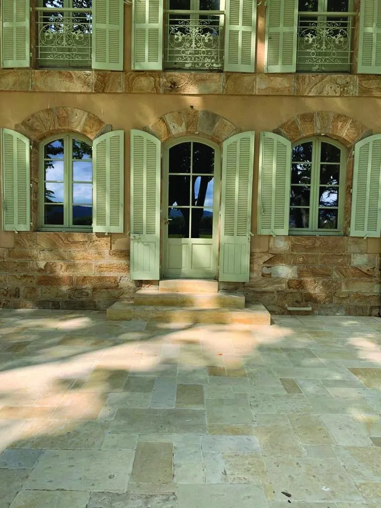 Pierre de Saint Laurent : calcaire discret, intemporel et authentique aux nuances beiges à dorées en dallage sols et façades