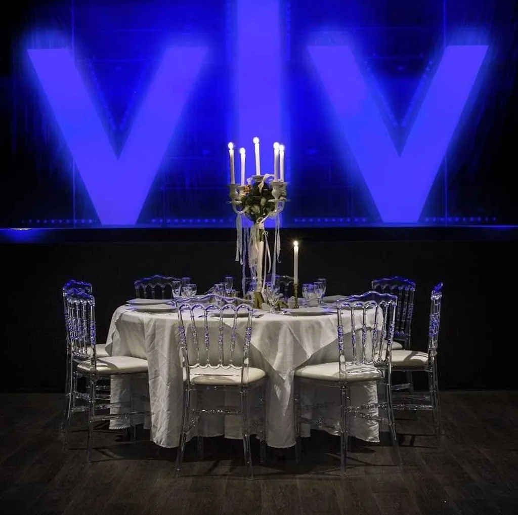 Location de chaise Napoléon transparente Lyon déco