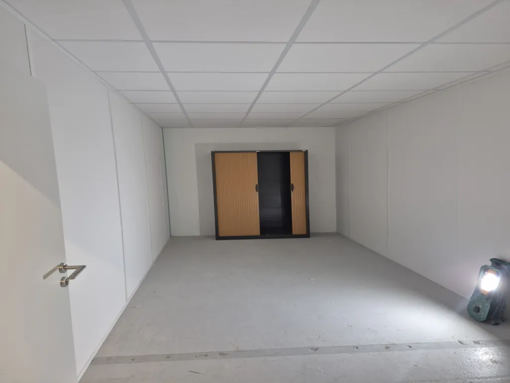 Installation complète de faux plafonds dans des bureaux d'entreprise lors d'une rénovation complète à Ecully dans l'ouest lyonnais