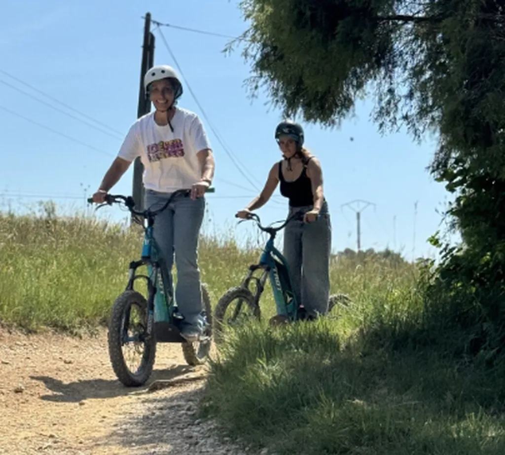 PRESTATION de loisirs randonnée en trottinette électrique en famille à Toulon avec initiation préalable sur un domaine privé proche de la Seyne-sur-mer dans le Var 83