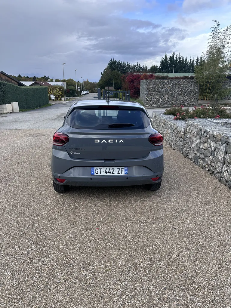 DACIA SANDERO/ BOITE AUTOMATIQUE EDC / AVERTISSEUR ANGLE MORT / CARPLAY / CAMERA DE RECUL