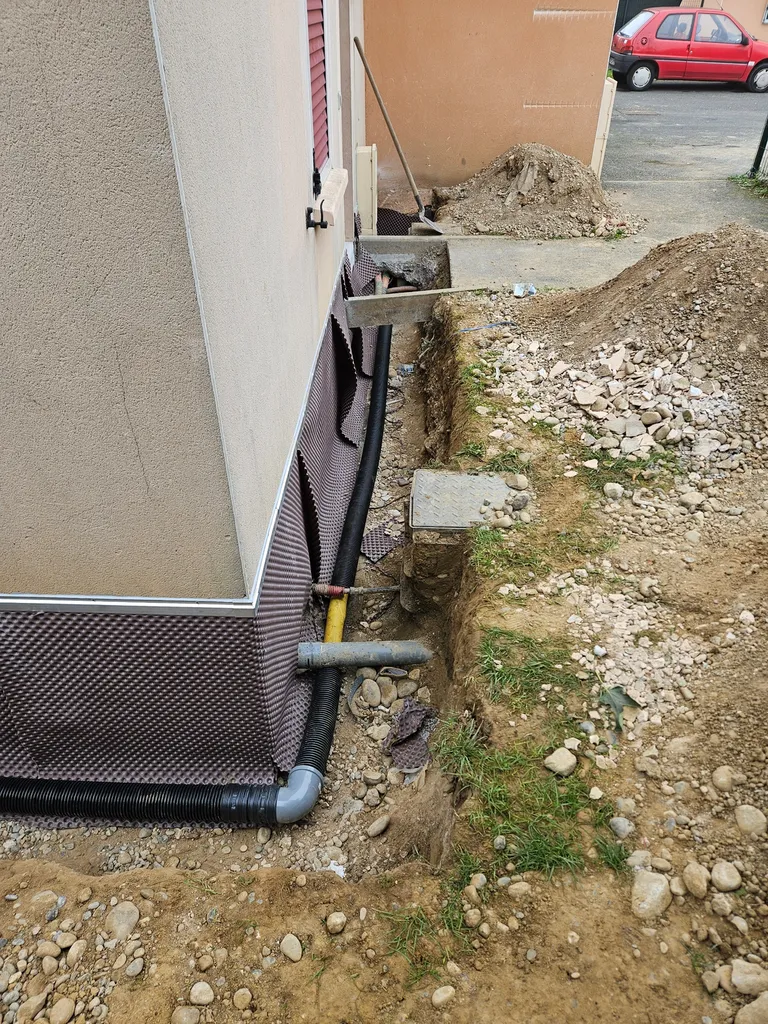 Terrassement au tour de une maison, pose d'une étanchéité avec delta MS et solin pour éviter les problèmes de remonter capillaire sur la commune de Mions près de Lyon 