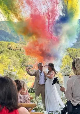 Domaine mariage chic en Provence Gordes proche L'isle sur la Sorgue : domaine mariage Luberon avec hébergement 17 chambres et façade en pierre avec DJ ambiançant et traiteur mariage