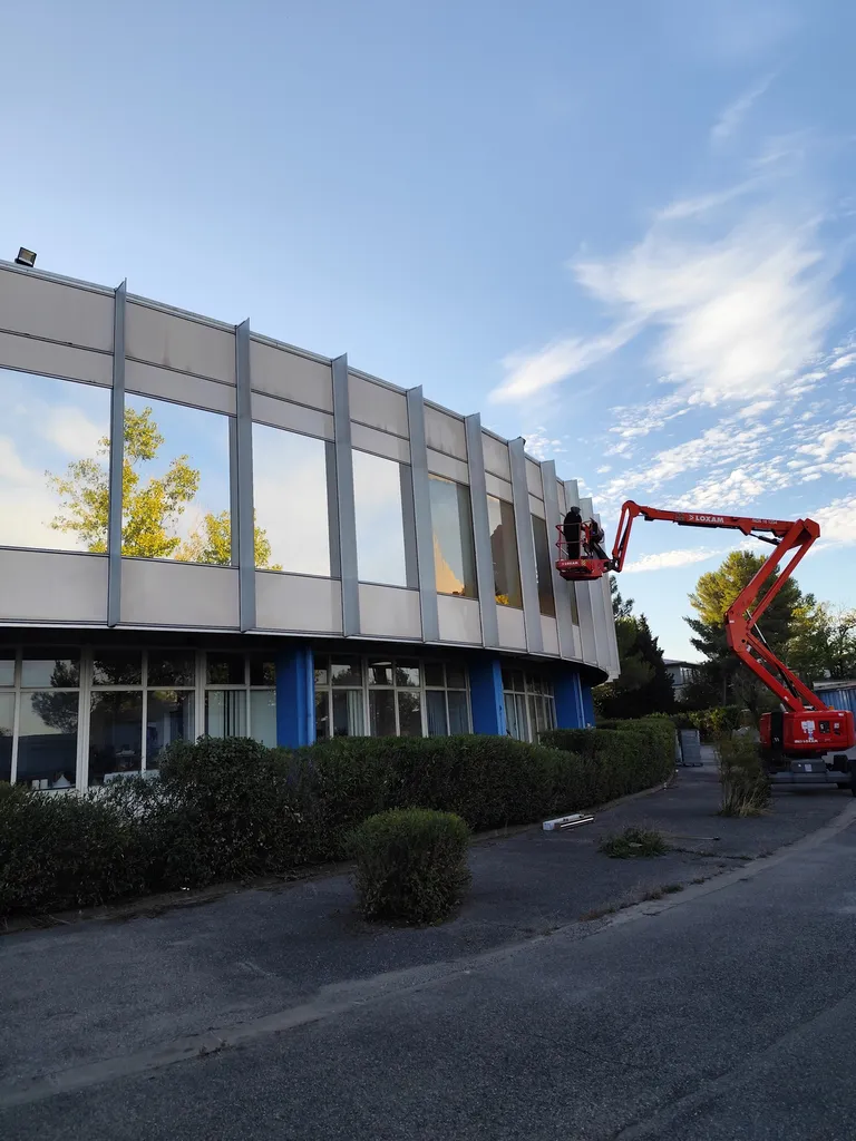 Pose de film solaire réfléchissant à Aix-en-Provence : solution anti-chaleur pour baies vitrées et façades de bureaux et entreprises