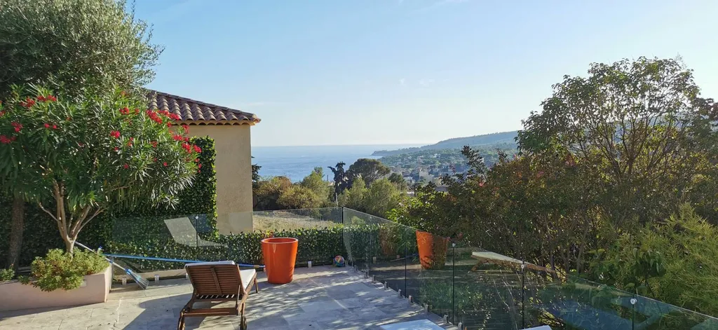 Cassis -   maison individuelle rénovée & climatisée avec terrasse vue mer, piscine et garage