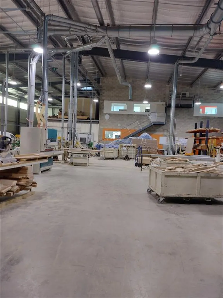 Opportunité exceptionnelle d'investissement : Entrepôt d'activité de 1857 m² avec showroom et bureaux sur un vaste terrain de 7662 m² à Perpignan, Secteur Nord, Pyrénées-Orientales.