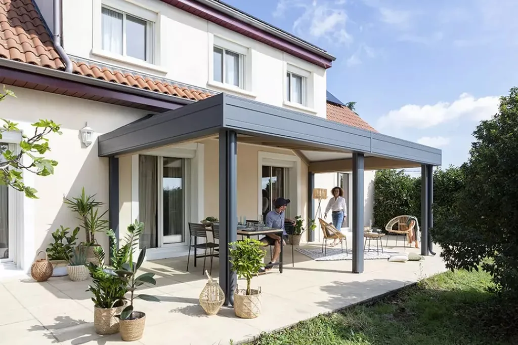 Auvent Soléo bois & aluminium sur-mesure 100% fabriqué en France à partir de 792 € / m² dans le Var
