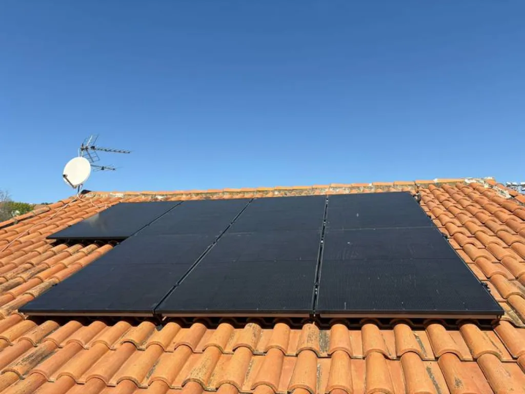 Pose de Panneaux solaires hybrides Dualsun Spring 425W avec micro-onduleur Enphase IQ8 à Marseille 