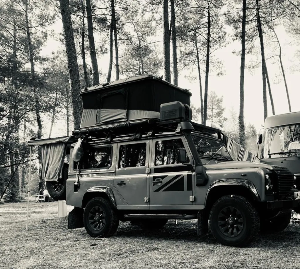 Agencement intérieur d’un 4X4 défender pour le voyage à Bordeaux