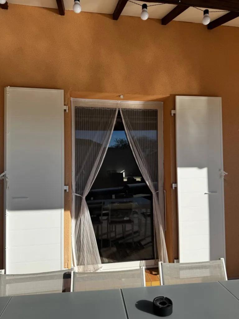 Installation de volets battants aluminium sur Eyguières