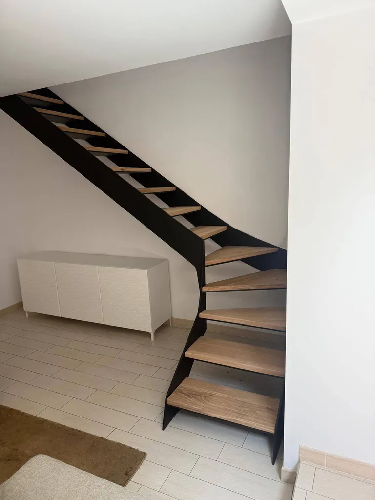 Escalier métal/bois sur-mesure à Rognac (13340) limon acier monobloc, marches en bois massif