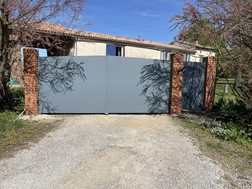 Fabrication d'un portail en acier sur mesure ajouré avec 2 battants à Tournefeuille
