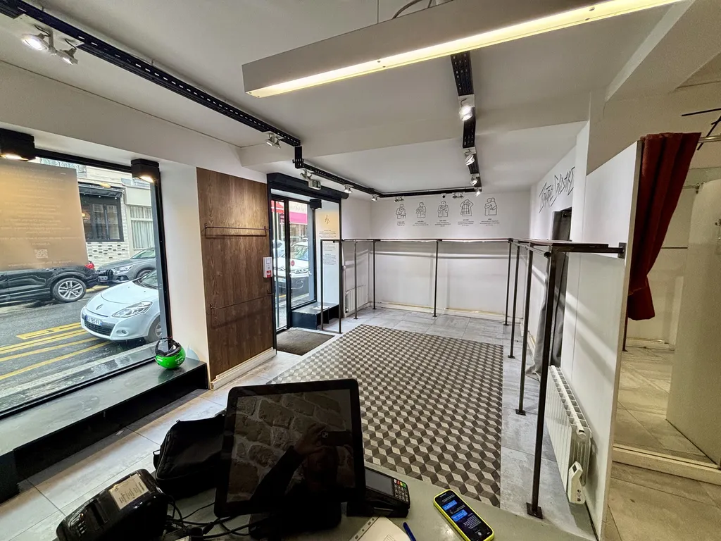 Location - Boutique 70 m², Maubeuge Martyr, Rue Lamartine 75009 PARIS