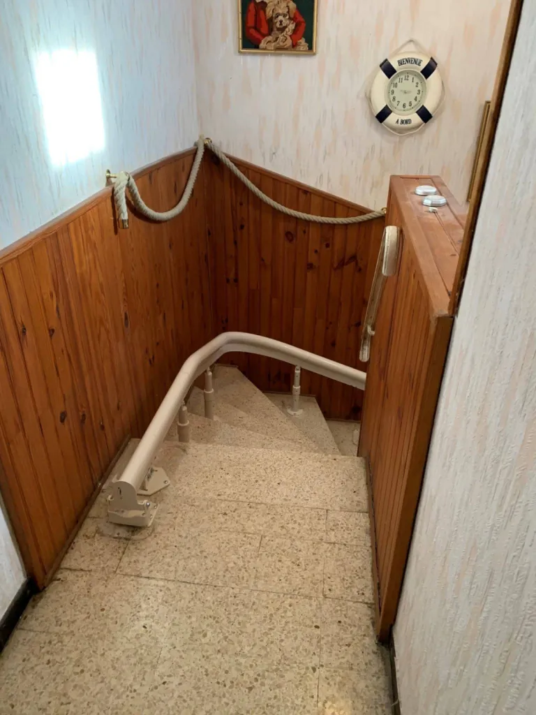 Prolongation horizontale en haut de l'escalier pour ce fauteuil monte escalier OTOLIFT Modul'Air intérieur dans escalier tournant à Martigues près d'Aix en Provence