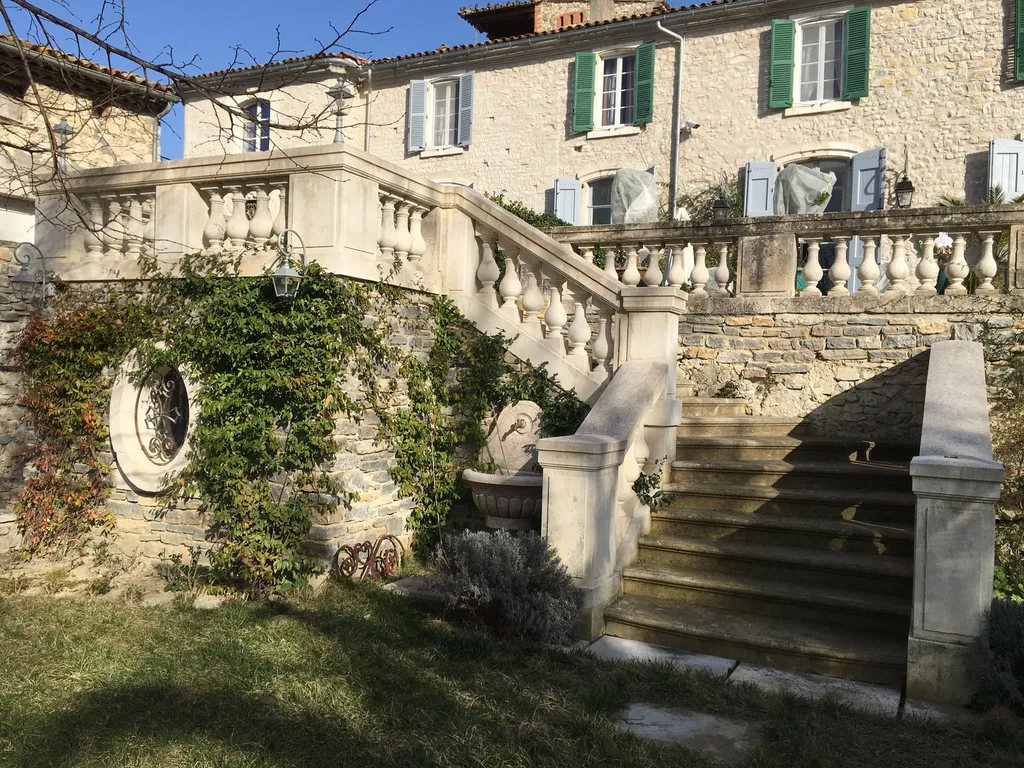 Créer un aménagement extérieur en pierre naturelle sur mesure pour sublimer vos espaces extérieurs à Uzès dans le Gard