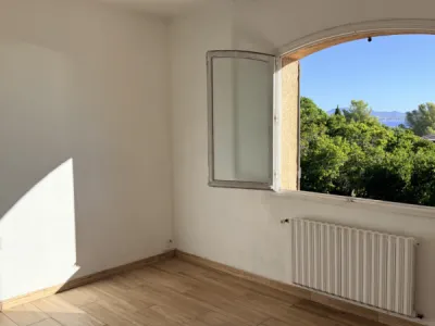 Maison à vendre Saint-Aygulf avec un beau potentiel pour investissement avec une vue mer
