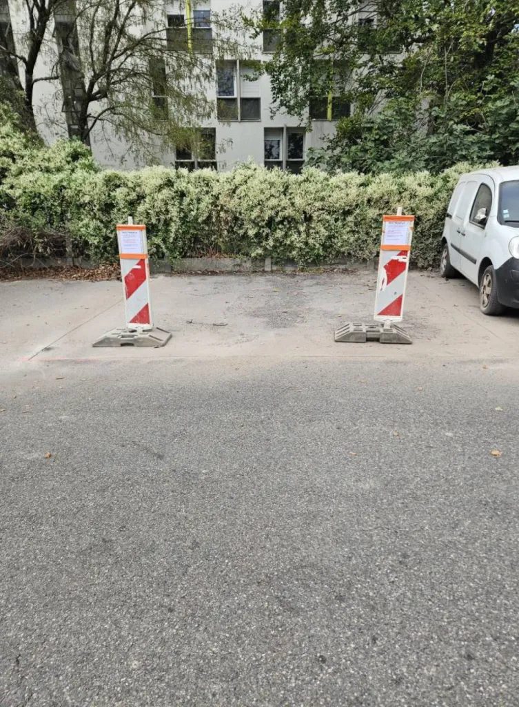 Entreprise de terrassement dans l'Ain pour démolition d'un ancien enrobé pour mise en œuvre d'un nouveau enrobé et marquage au sol dans un parking de copropriété à Divonne-les-Bains