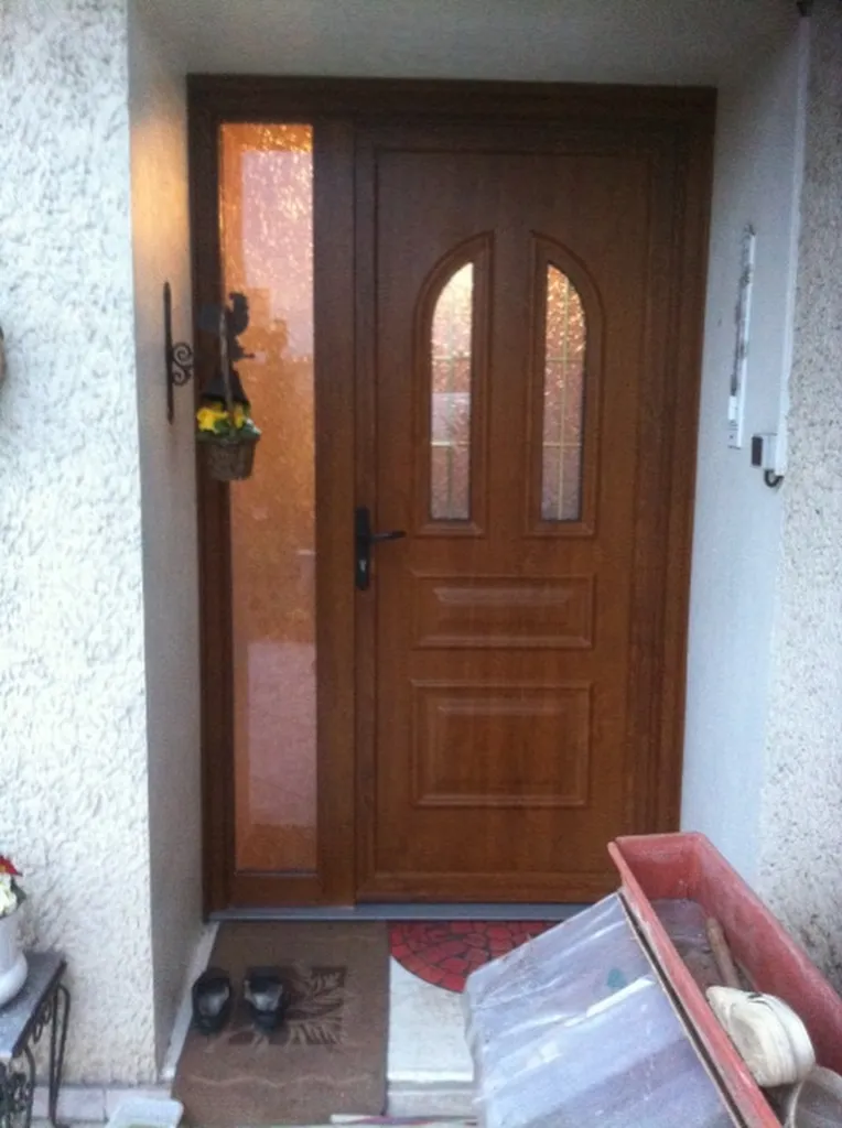 Porte d'entrée avec châssis fixe latéral