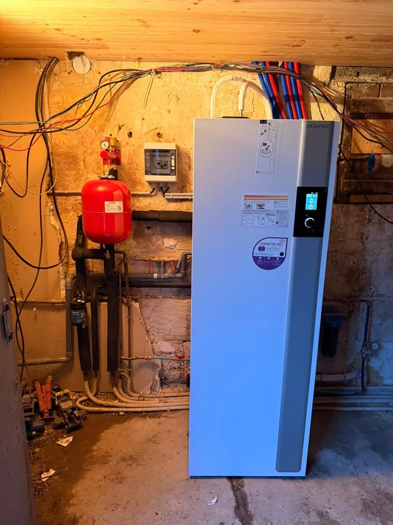 Module hydraulique intérieur d'une pompe à chaleur performante posé dans une maison à Créon