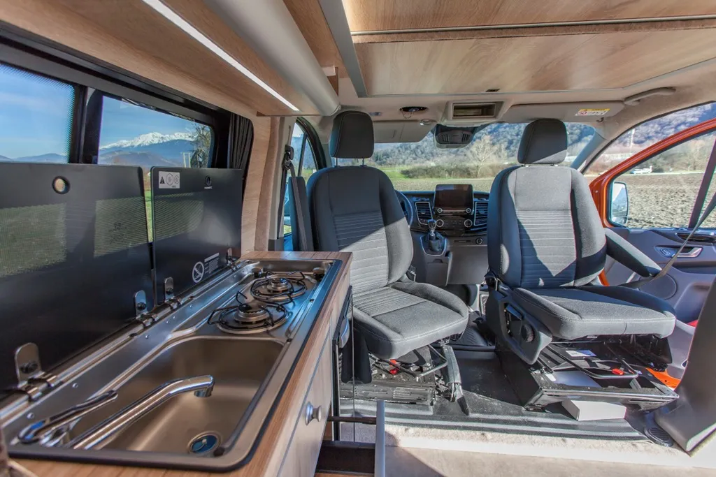 Aménagement intérieur sur-mesure Ford Transit Custom L2H1 Long avec mobilier bois clair chêne uniforme à Chambéry et en Savoie